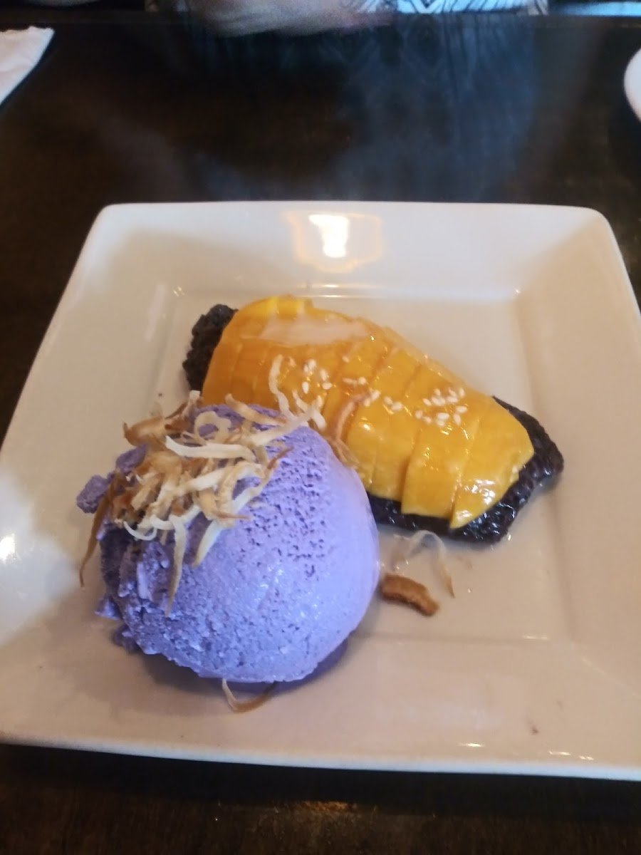 Fresh mango with sweet sticky rice, a Kindee Thai dessert