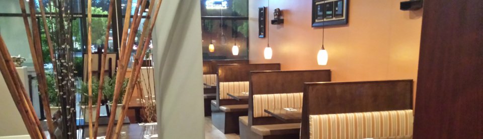 Banner photo from the original Kindee Thai website showing the restaurant booths
